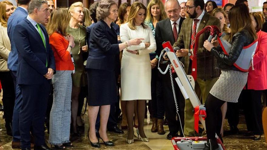 Doña Sofía elogia la labor de las familias de los enfermos de alzhéimer