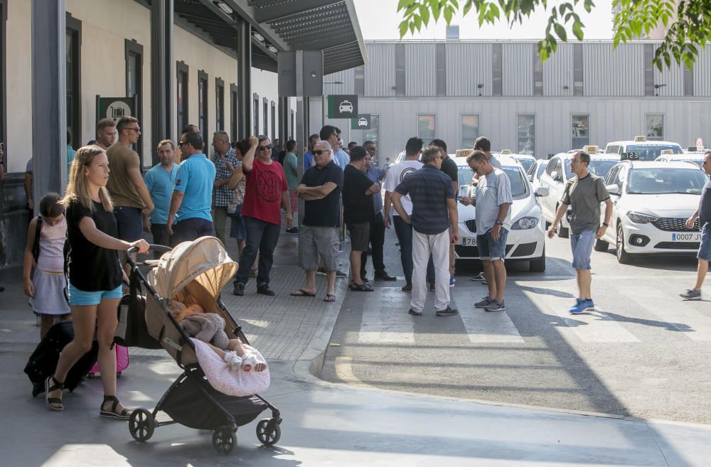 La huelga indefinida continúa: turistas cargados de maletas sin taxi en Alicante.