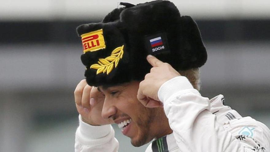 Lewis Hamilton en el podio del circuito de Sochi.