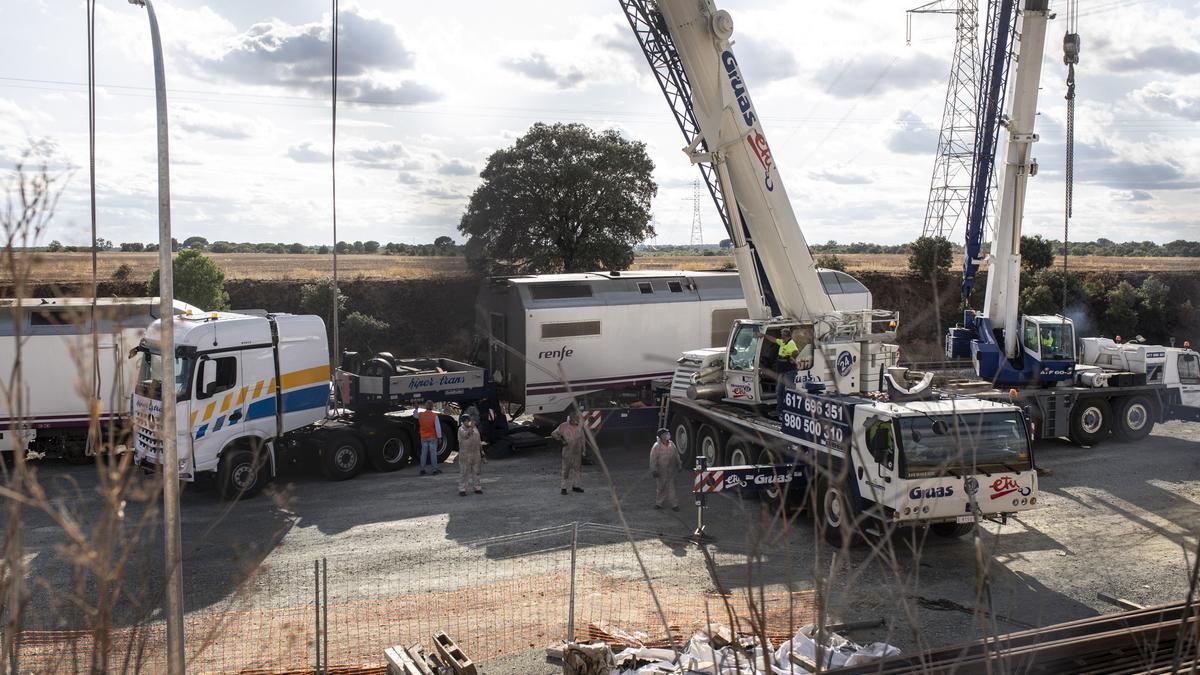 Retiran los últimos vagones del Alvia implicado en el accidente de La Hiniesta