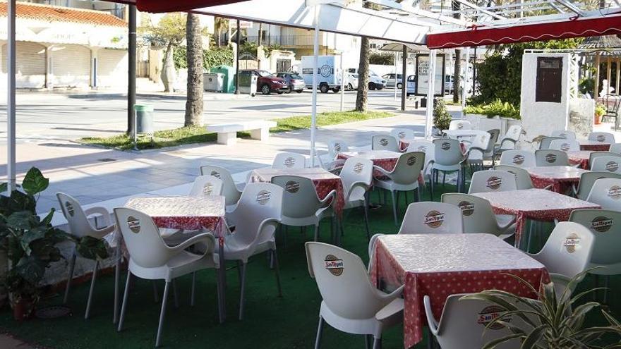 Un restaurante con las mesas vacías en meses anteriores.