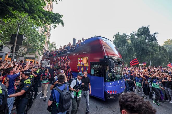 ¡De locos! Las mejores imágenes de una ciudad entregada al Barça