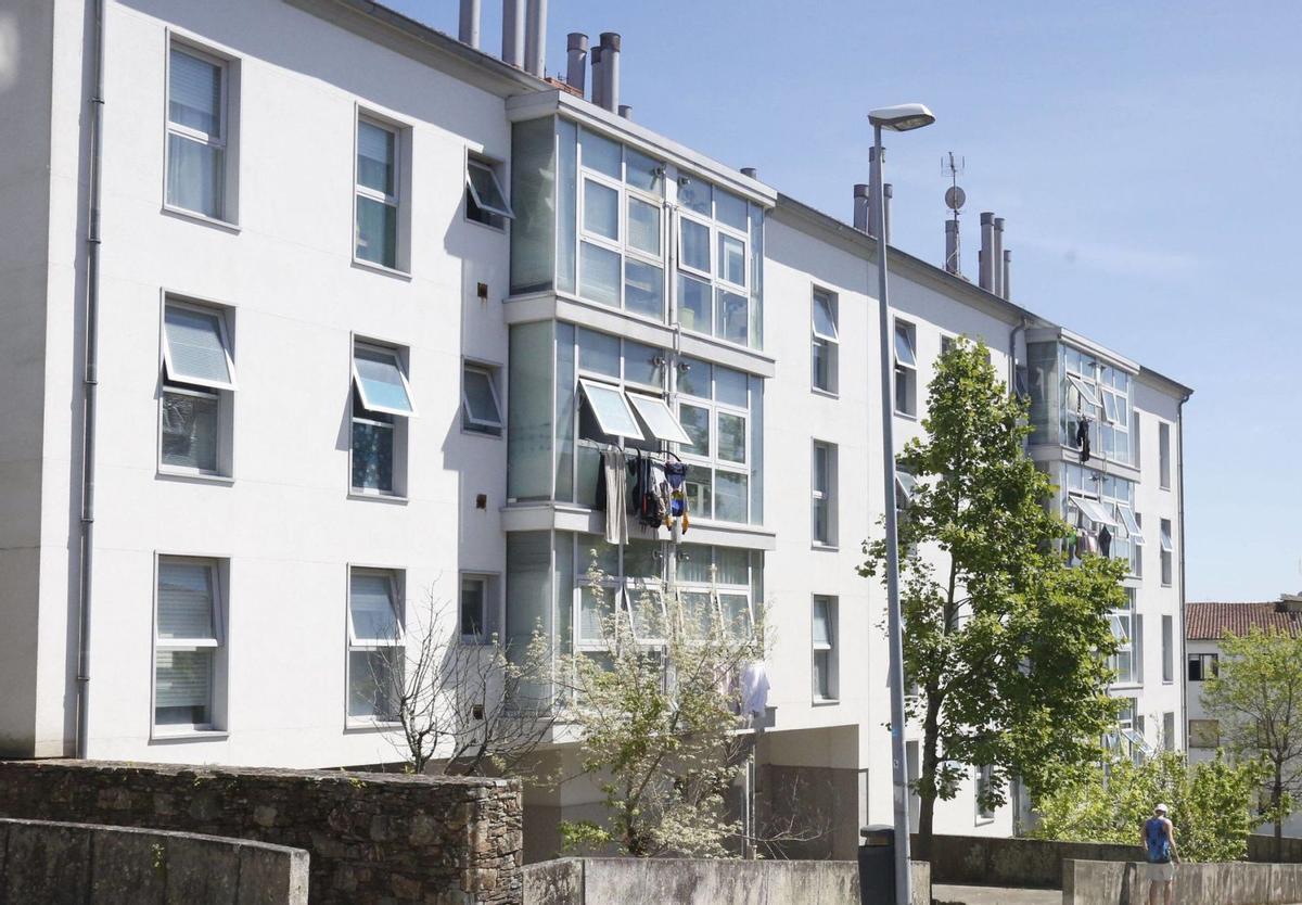 Viviendas de alquiler de promoción pública en el Camino da Ameixaga, en Santiago / antonio hernández