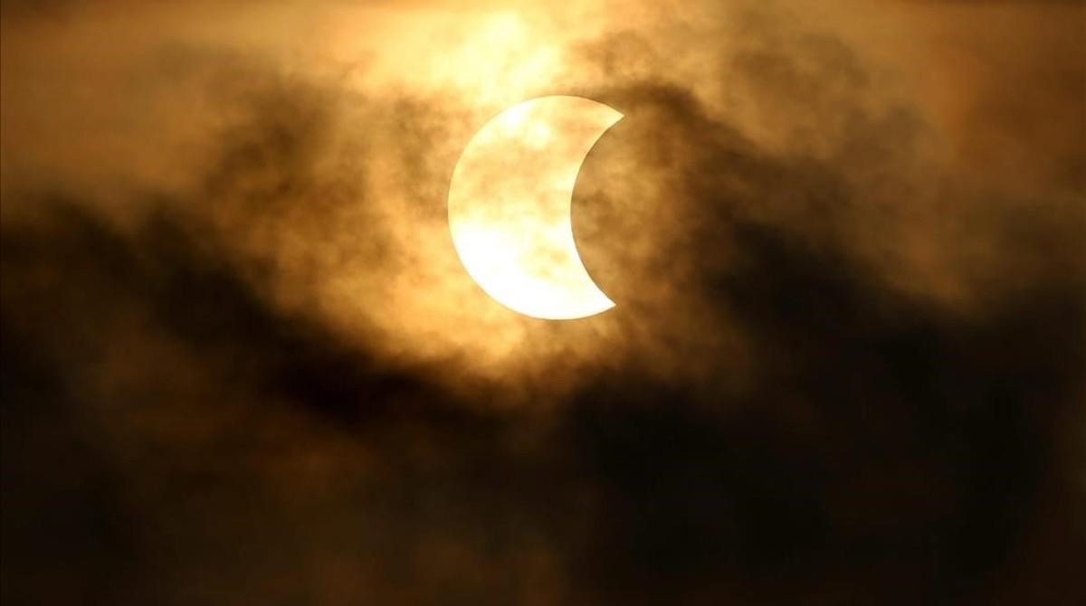 Eclipse solar parcial visto desde Bangkok, Tailandia, el 9 de marzo de 2016. 