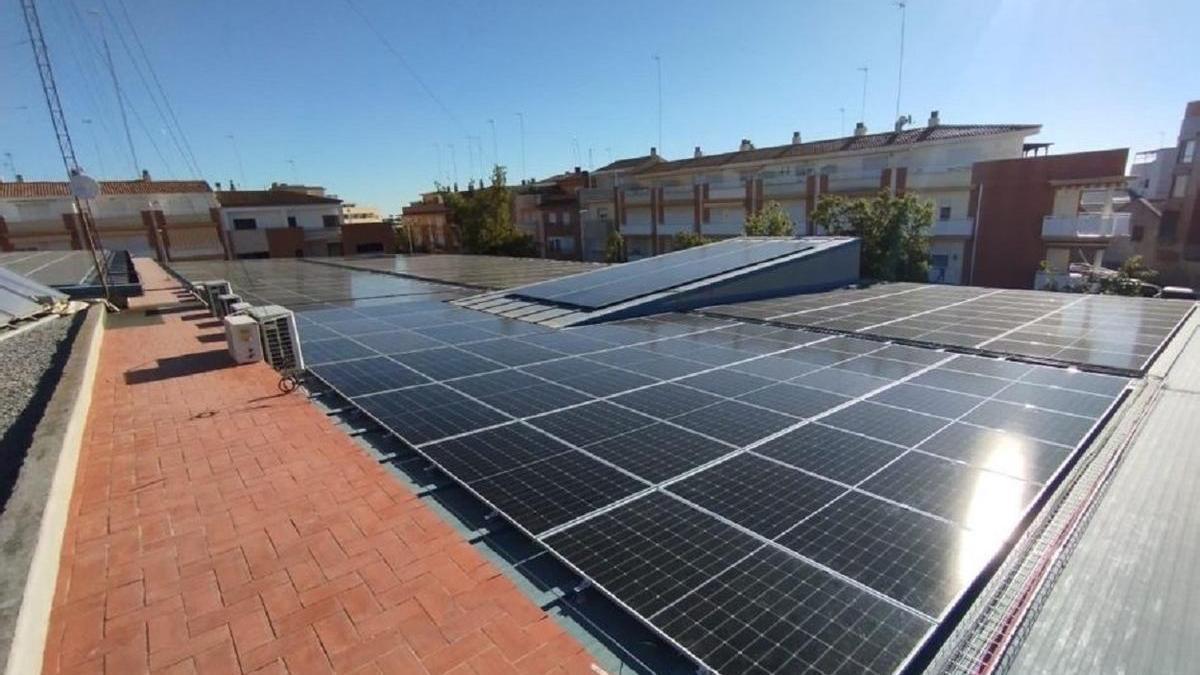 Foto de las placas solares en la cubierta de la piscina de Burriana.