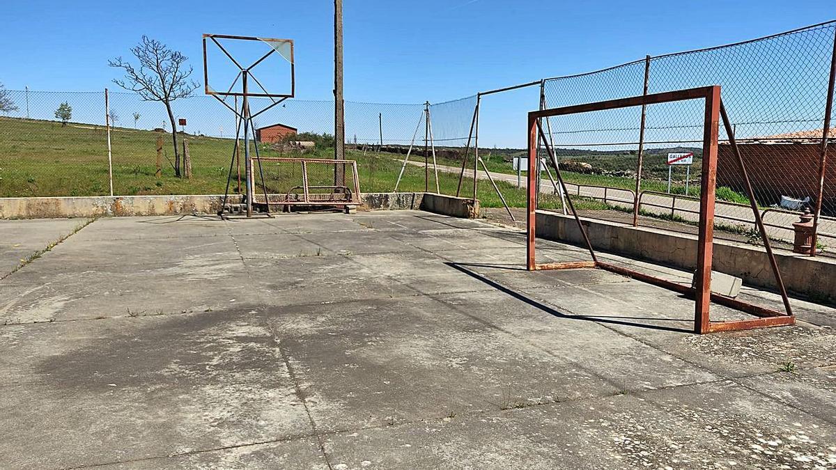 Situación de las porterías y el tablero de baloncesto en la pista deportiva. | Ch. S.