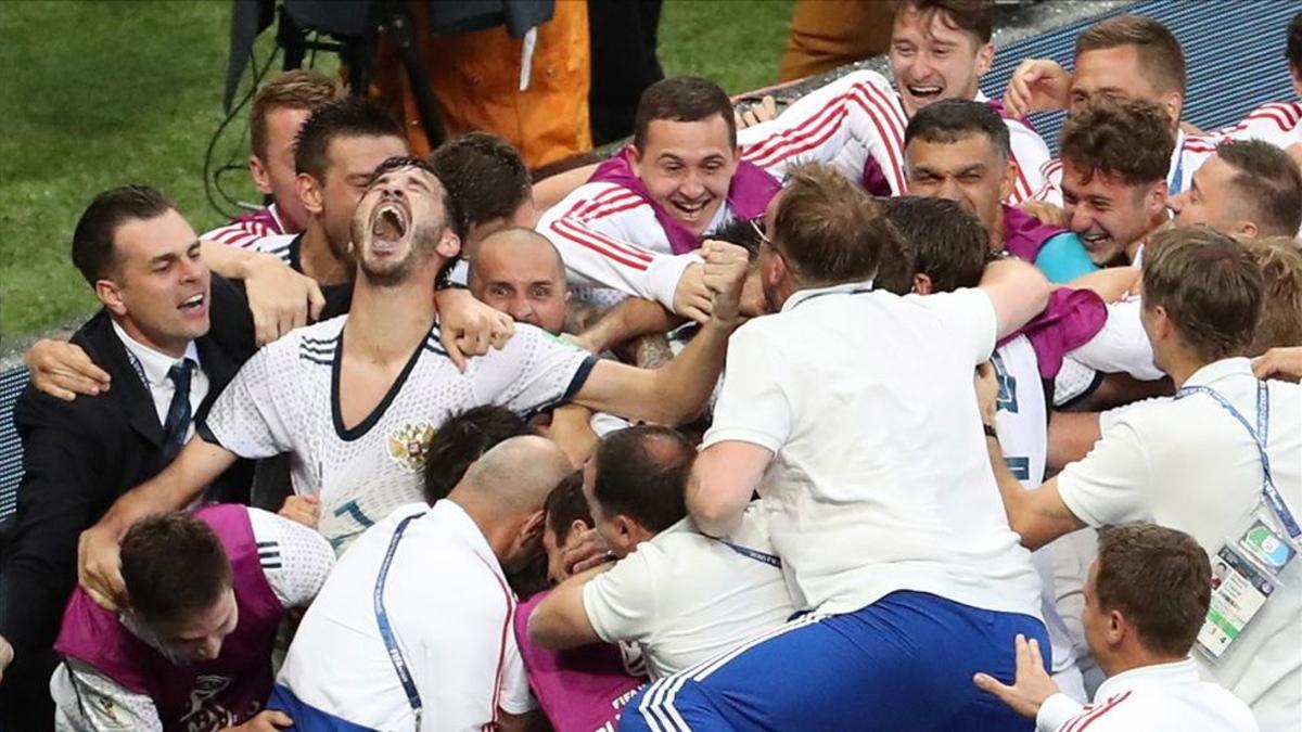 Jugadores de la selección rusa celebrando la victoria ante España en el Mundial