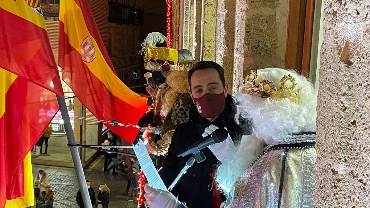 Los Reyes Magos, junto a Luciano Huerga, en el balcón del Ayuntamiento.