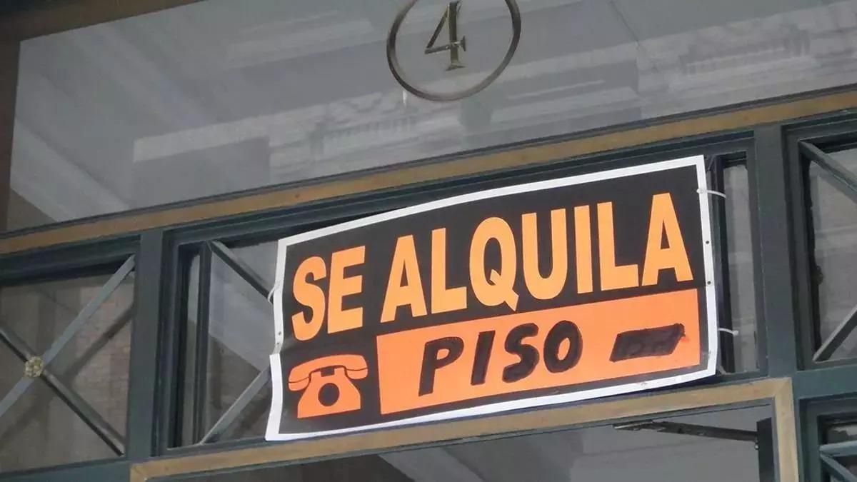 Cartel de la oferta de alquiler de un piso.