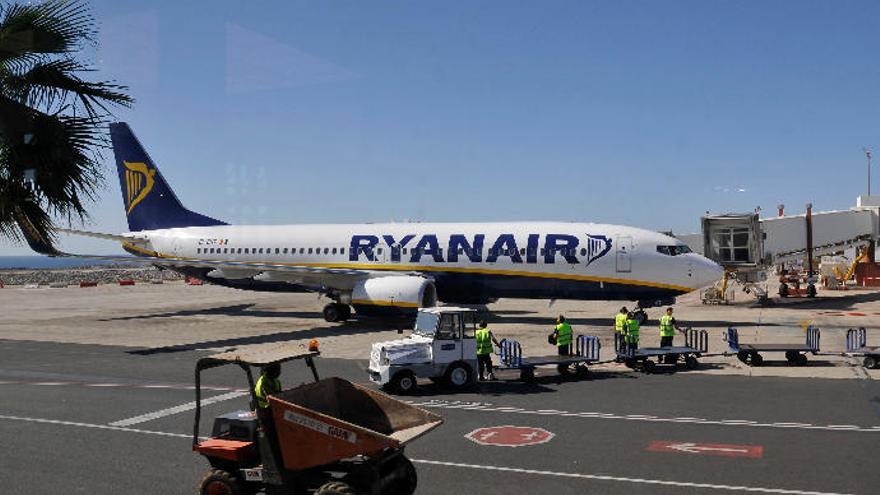 Avión de Ryanair en el aeropuerto César Manrique-Lanzarote