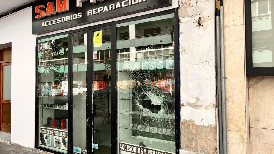 El cristal destrozado del negocio de Vila que fue atracado durante la madrugada de ayer.