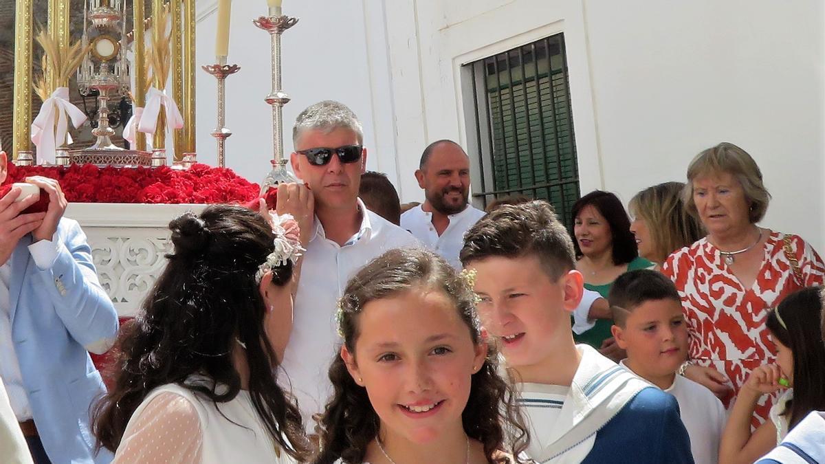 Niñas de Primera Comunión delante del templete de la Custodia