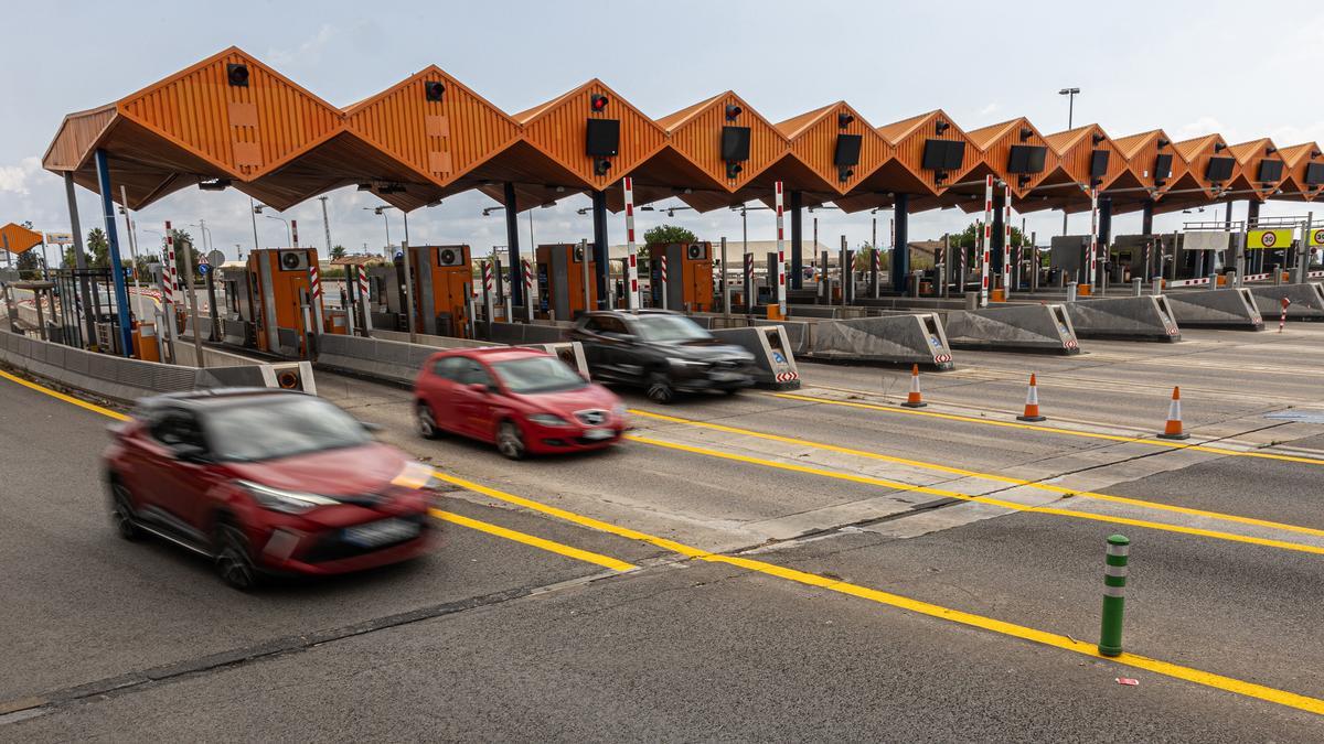 Coches pasando por las escasas bocas abiertas del peaje de la C-32 a la altura de Vilassar, este miércoles