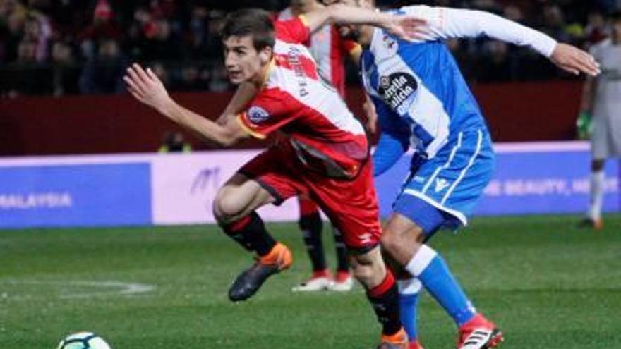 Pere Pons es desfà de la pressió de Celso Borges (Deportivo).