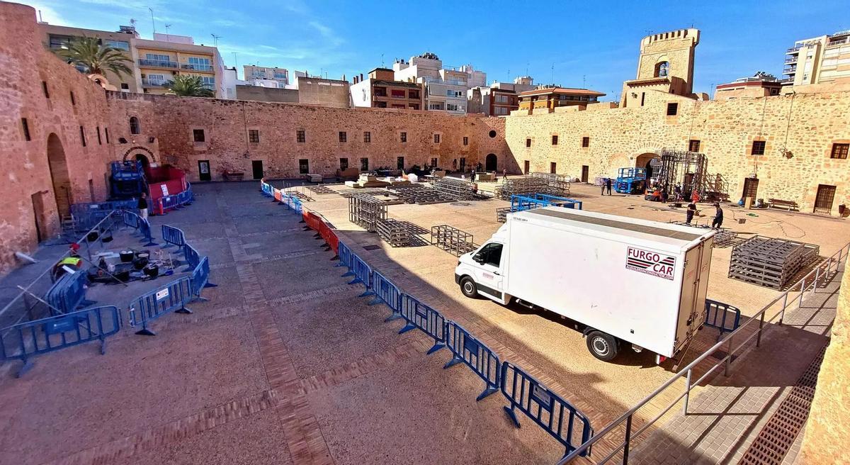 Trabajos en el patio de armas del Castillo-Fortaleza de Santa Pola para el rodaje de la película "El cautivo".