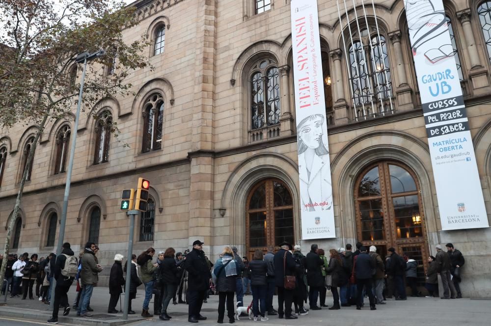 Ciudadanos esperan para depositar su voto