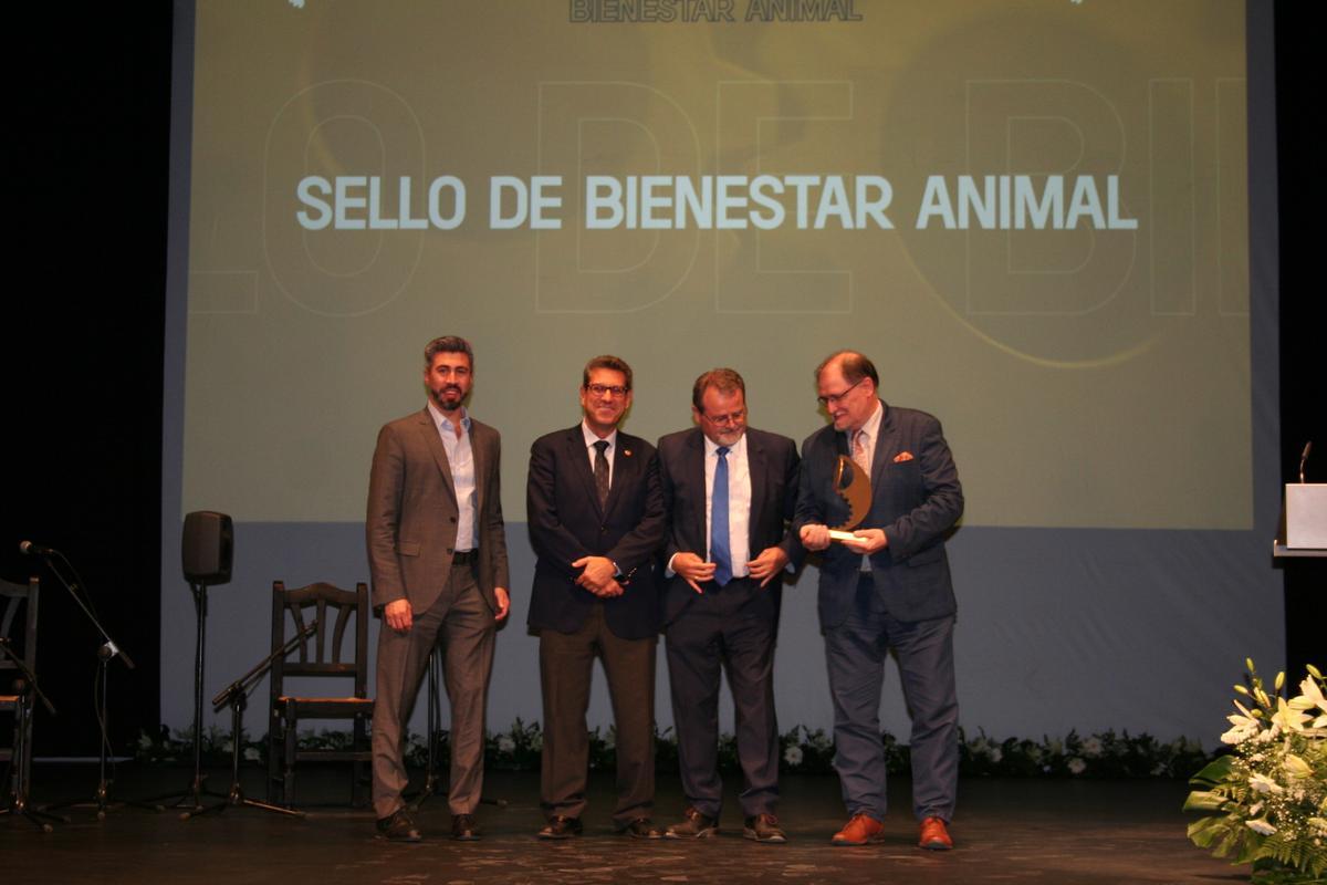 El Premio Sepor 22 de Bienestar Animal se concedía a Sello Bienestar Animal, que entregaba el concejal de Ganadería, Antonio Navarro.