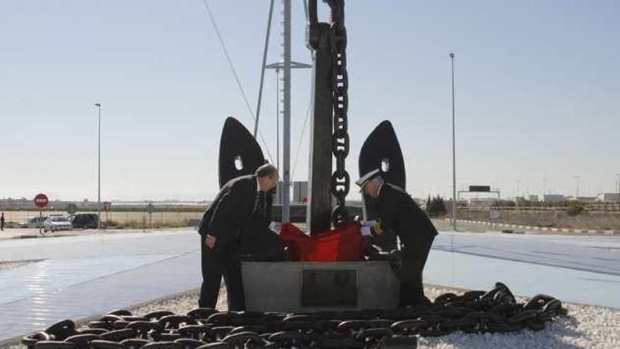 Pilar inaugura una rotonda dedicada a la Armada hecha con piezas de un destructor
