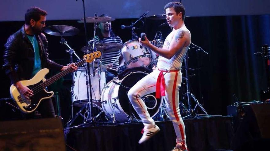 El rock de Queen enloquece a un millar de espectadores en el Mar de Vigo