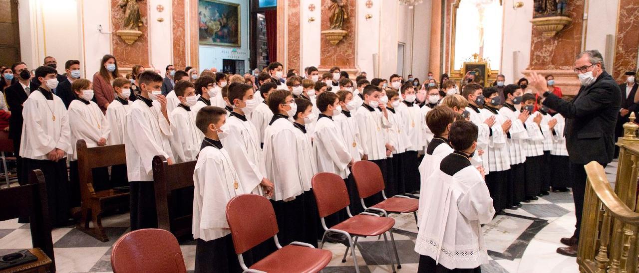 Once niños ingresan en la Escolanía de la Virgen