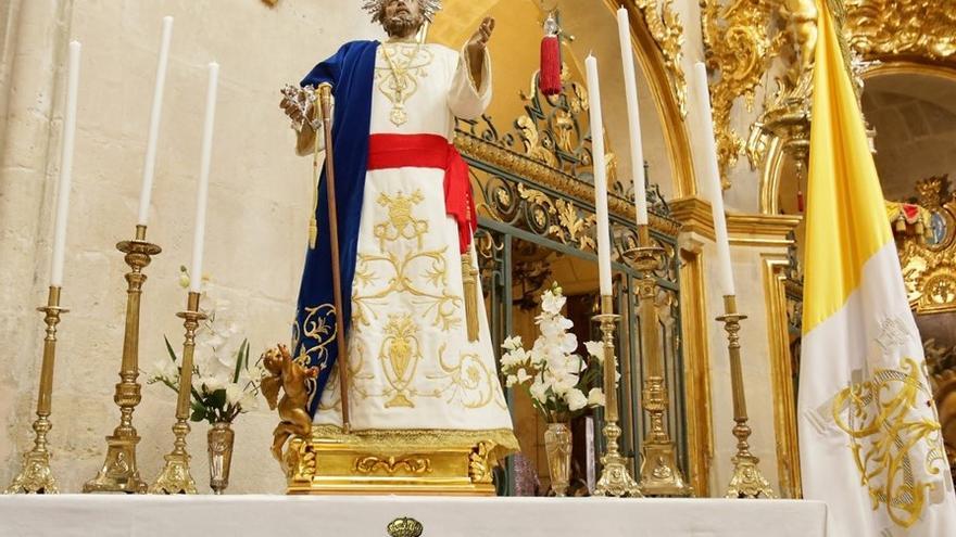 San Pedro Apóstol de Alicante estrenará en procesión un manto bordado en hilo de oro y varias condecoraciones