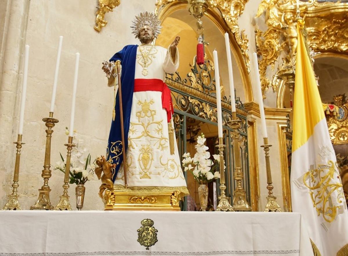 Imagen de San Pedro durante el acto institucional de la cofradía