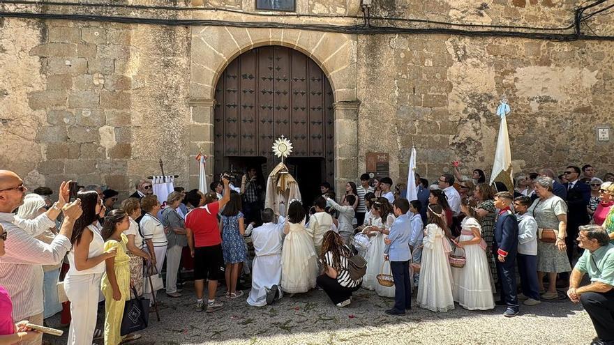Trujillo celebra el Corpus Christi con procesión y mesas solidarias de Cáritas