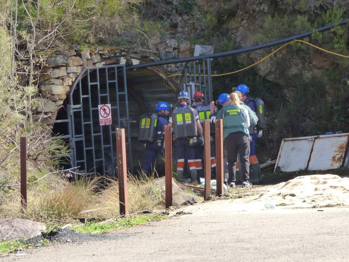 Agentes de la Guardia Civil acceden al interior de la planta tercera de la mina de Cerredo tras el accidente.