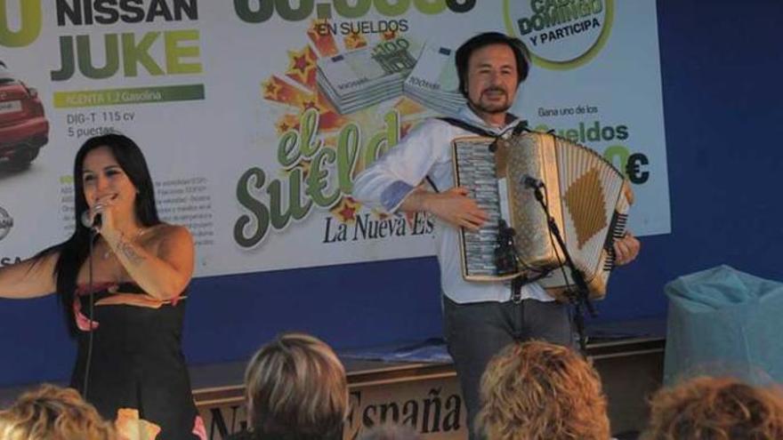 Arriba, Mercedes Ben Salah junto a Manolo Peña, durante su actuación; sobre estas líneas, componentes del grupo &quot;Roke y la Bulevar Band&quot;.