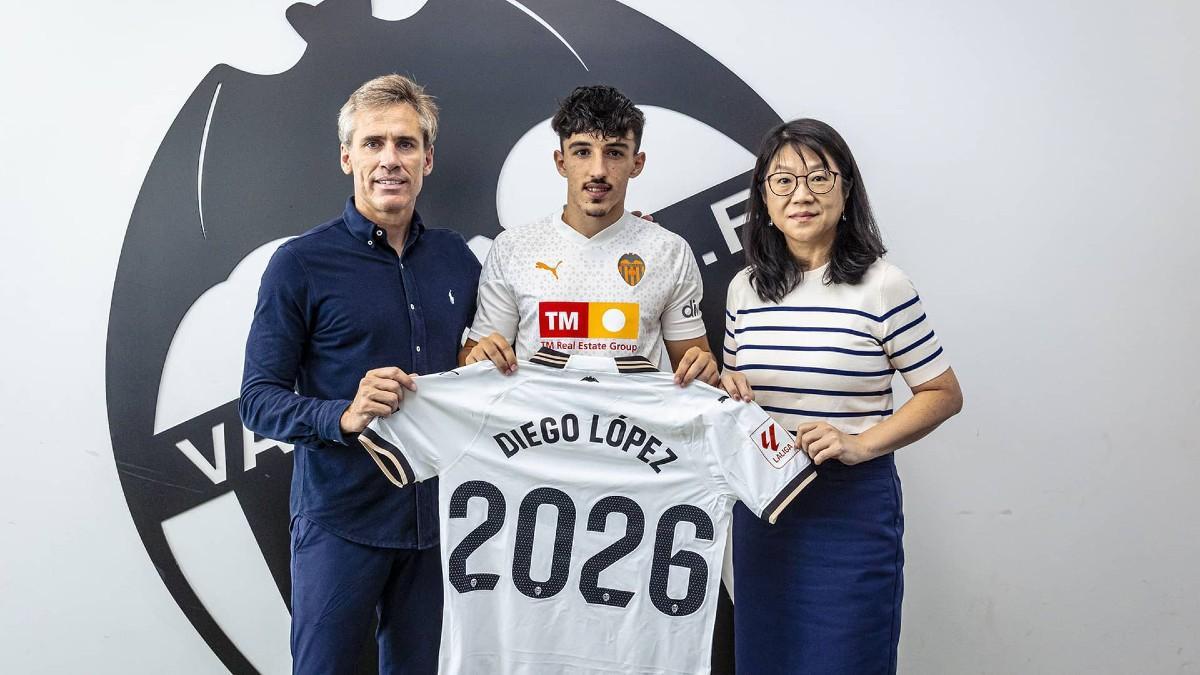 Diego López oficializó su renovación con el Valencia hasta 2026