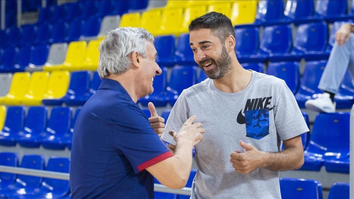 Pesic y Navarro dialogan durante el entrenamiento de la sección