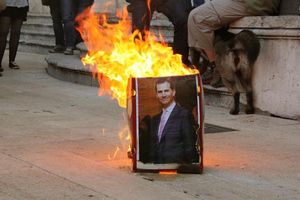 Els manifestants han cremat un retrat del príncep Felip a Tarragona, aquest dilluns. 