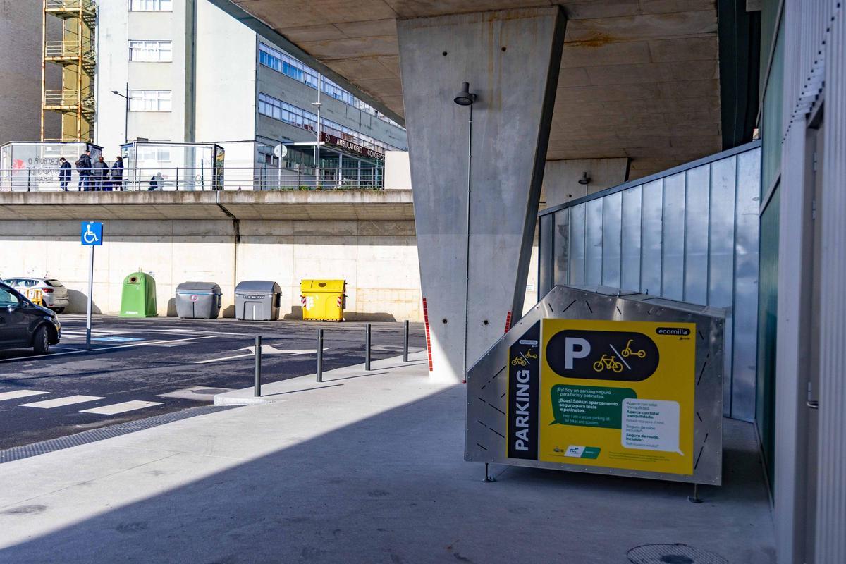 La estación de Santiago de Compostela-Daniel Castelao estrena un aparcamiento seguro y autosuficiente para bicicletas y patinetes