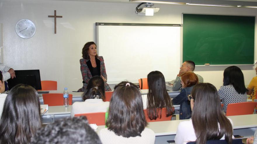 Carmen Reviriego en un momento de la charla motivadora a los estudiantes.