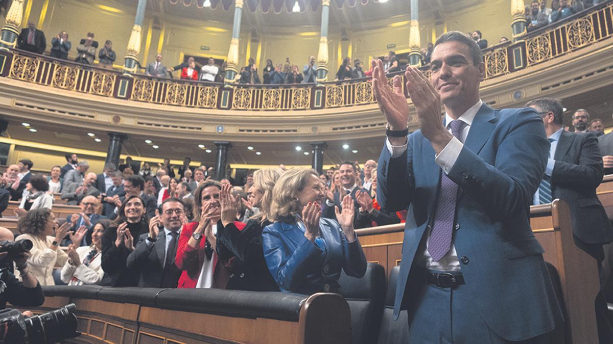 Pedro Sánchez aplaudido tras finalizar la segunda sesión del debate de Investidura y ser nombrado presidente del Gobierno.