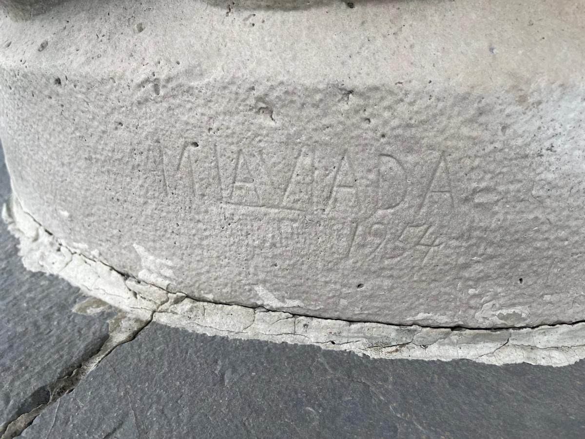 La firma de Manuel Álvarez-Laviada en la escultura.