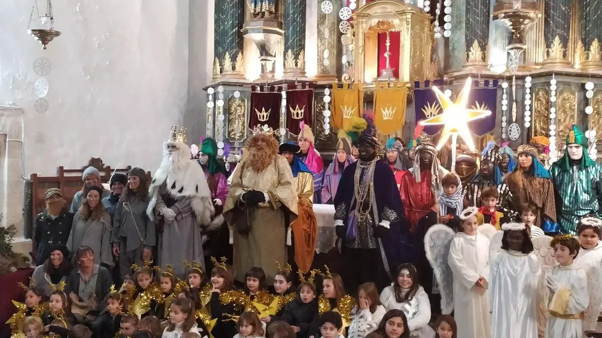 Los Reyes Magos esquivan la lluvia en la Part Forana adelantando las cabalgatas