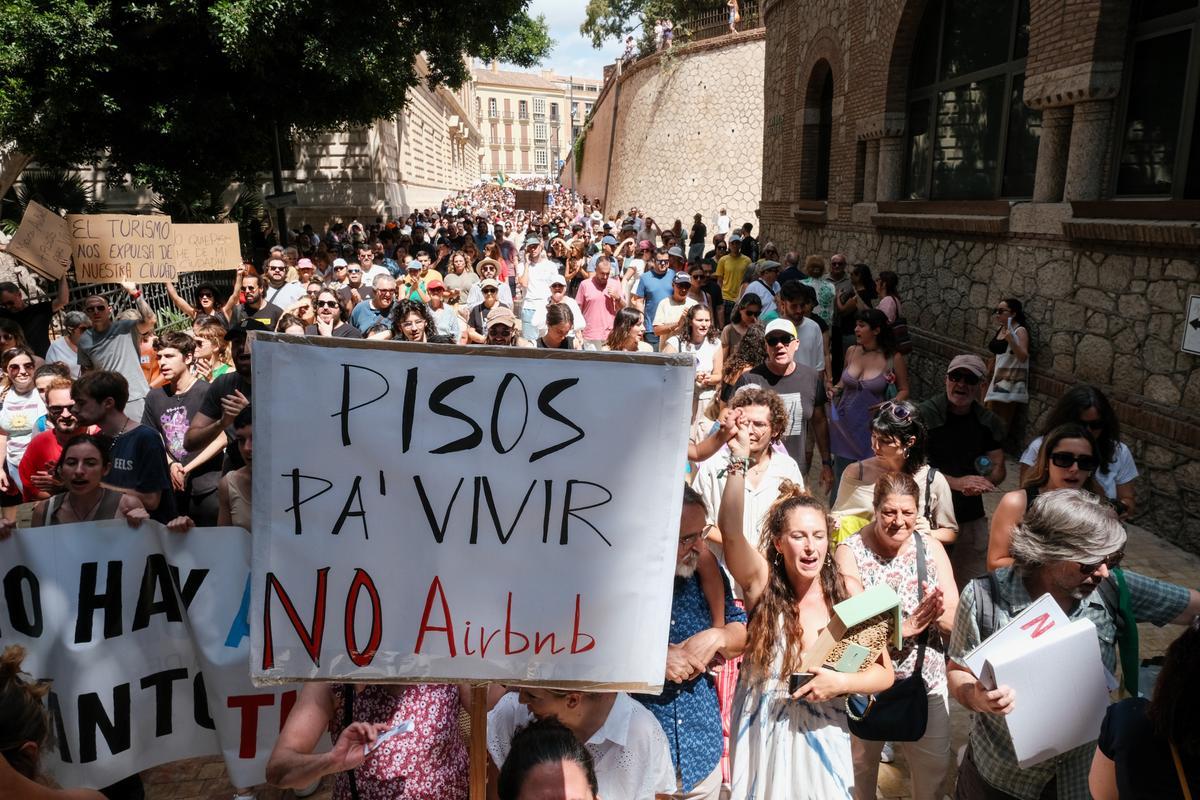 La manifestación por una vivienda digna recorre las calles del Centro de Málaga este 29 de junio.