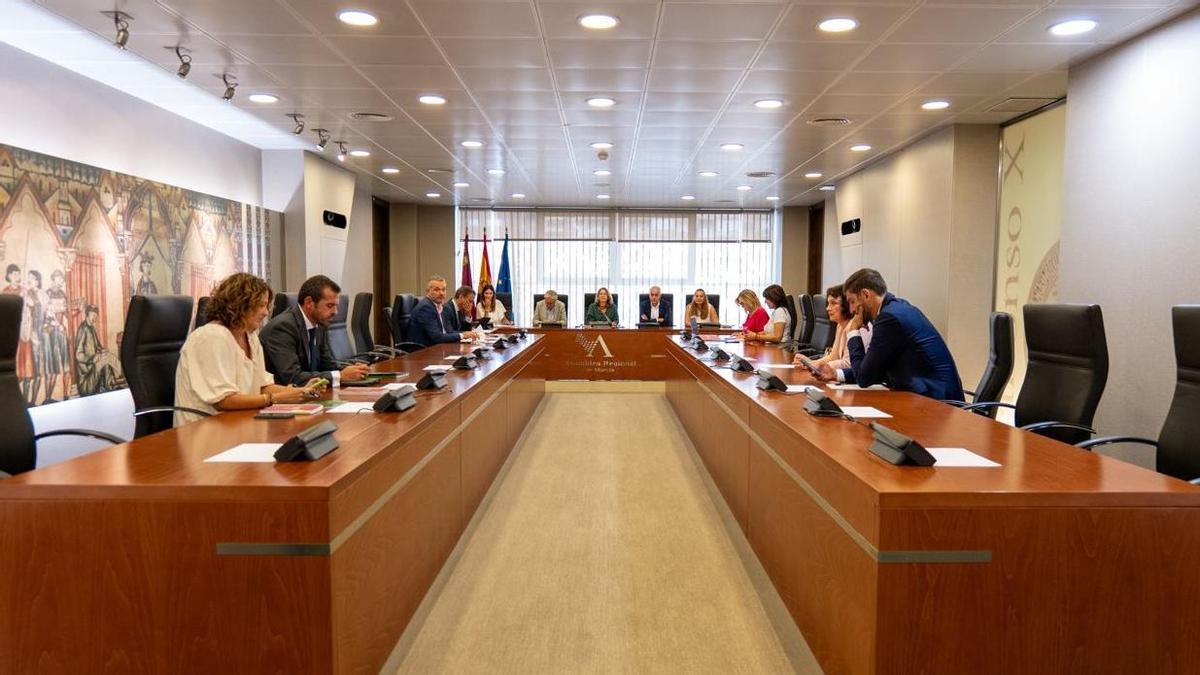 Los diputados de la Asamblea Regional se cogen los viernes libres