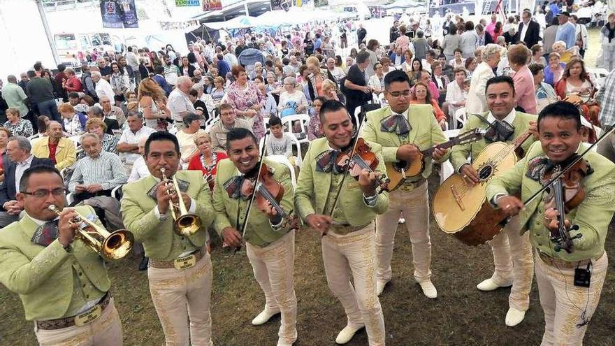 El grupo mariachi &quot;Estampas de México&quot;, en la sesión vermú.