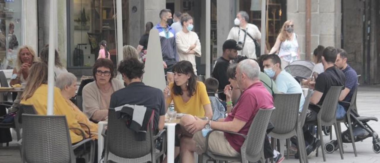 Una terraza de hostelería ayer por la tarde en Pontevedra.   // SANTOS ÁLVAREZ