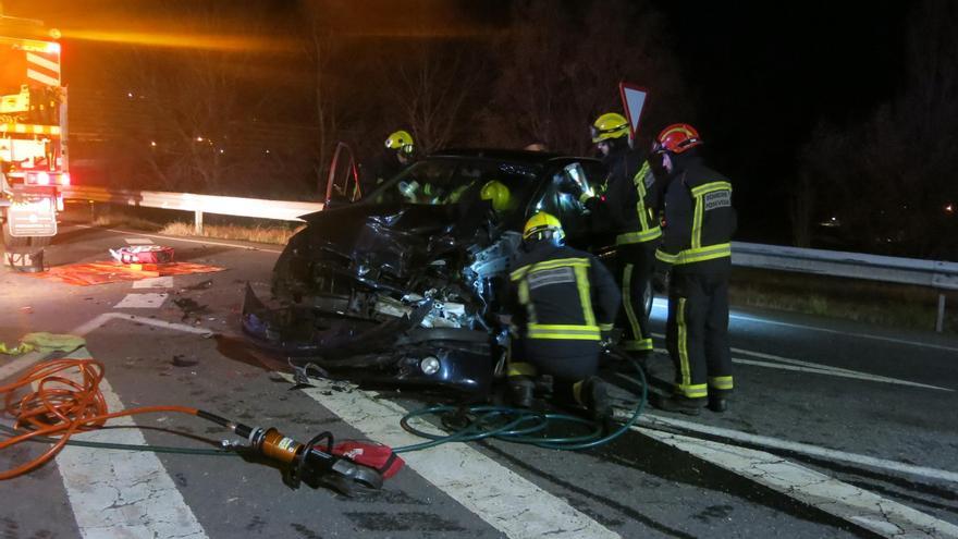 Dos personas son excarceladas tras volcar su coche en la N-550 en Pontevedra
