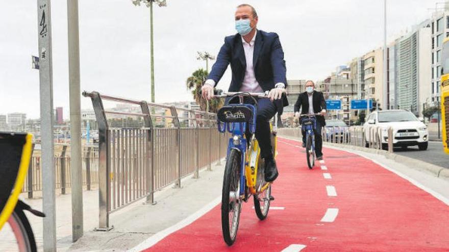 El alcalde Augusto Hidalgo y el concejal de Movilidad José Eduardo Ramírez, en bici, por el carril bici rehabilitado de Las Alcaravaneras, ayer.