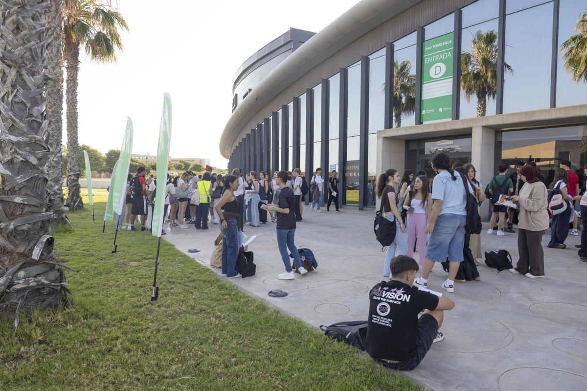 Arrancan los exámenes de la EBAU 2026 en el Auditorio de Torrevieja