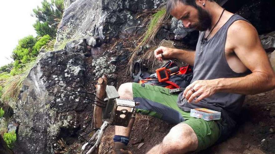 El investigador ourensano prepara las cámaras de fototrampeo que utiliza en sus estudios en Azores.