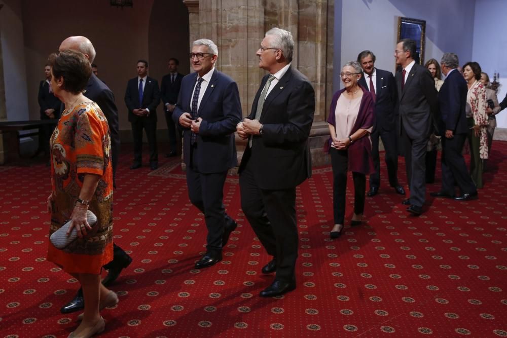 El Rey Felipe VI impone las insignias a los galardonados con los premios "Princesa de Asturias" 2017