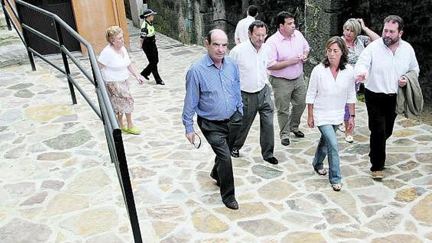 Las autoridades regionales y locales, ayer, en el barrio de San José, en Lastres.