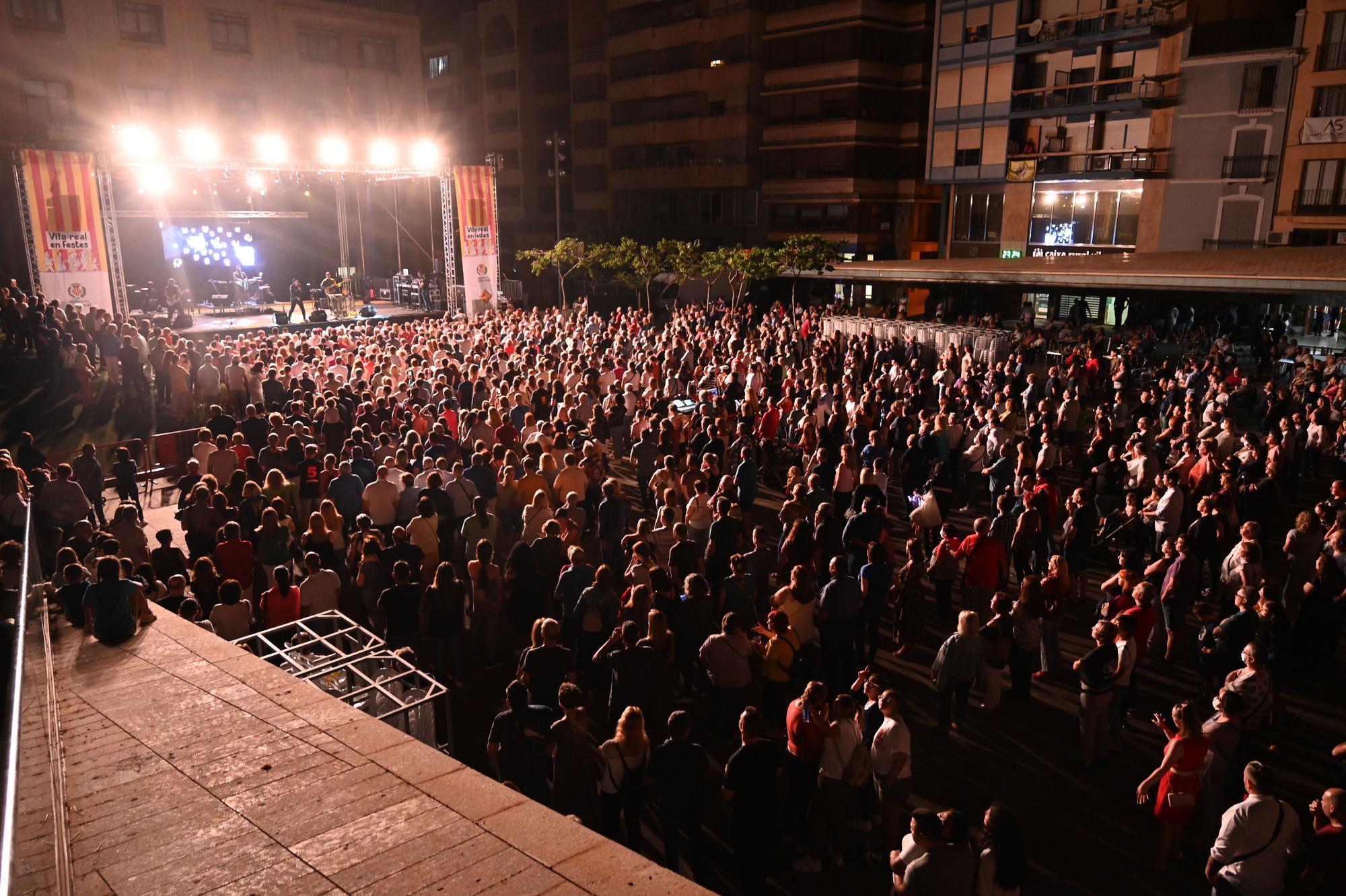 La música de los 80 y 90 llena de energía la plaza Major de Vila-real