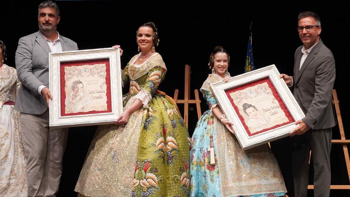 El alcalde de Sueca y el presidente de la JLF entregan los pergaminos acreditativos a las nuevas falleras mayores.