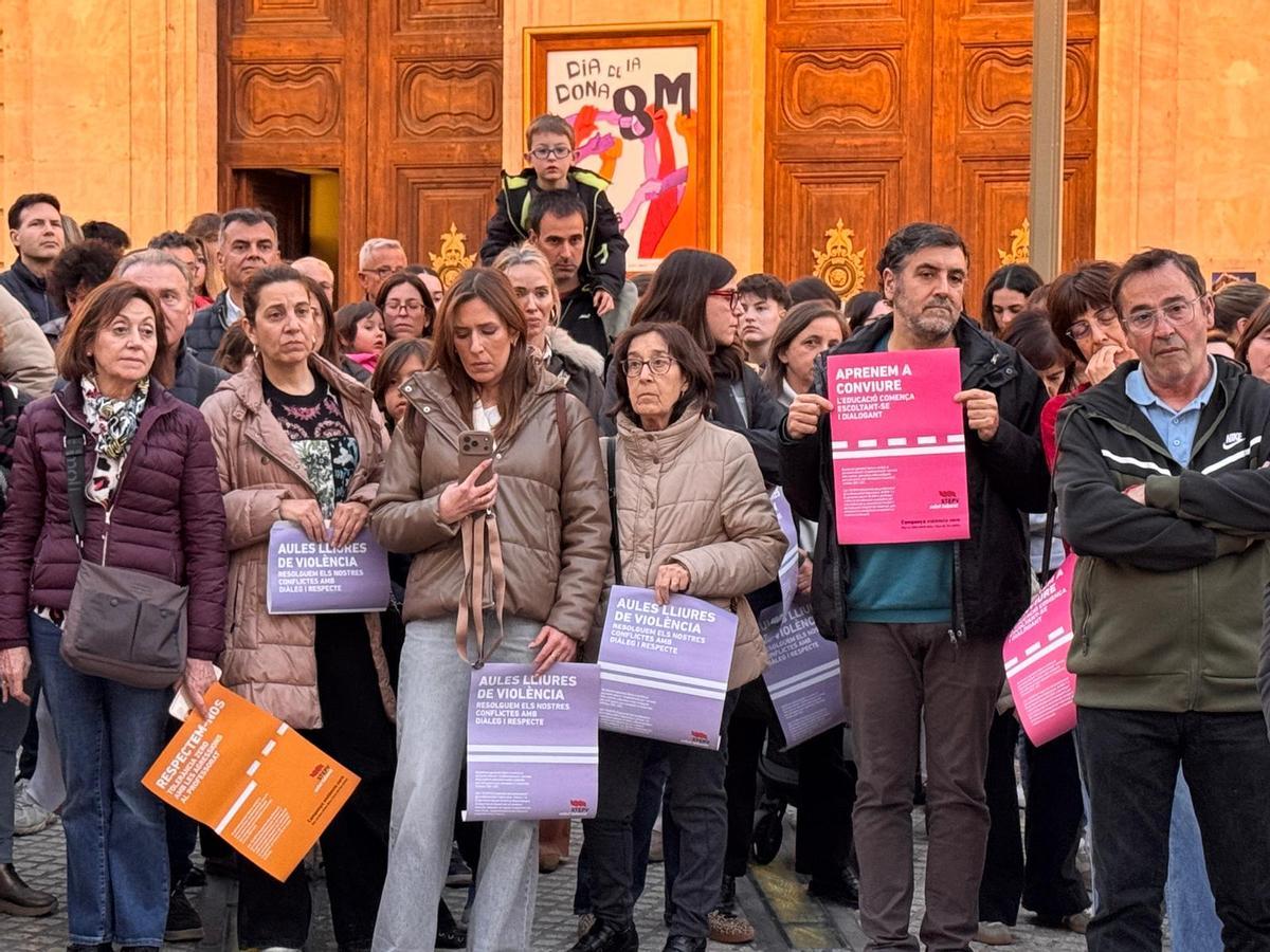 Docentes en repulsa de la agresión al docente de Alcoy